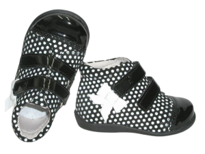 SKÓRZANE Trzewiki nieocieplane do nauki chodzenia Kornecki 3589 czarny/lakier